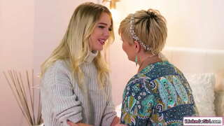 Big tits milf eshak kichik ko&#039;krak lesbian bir Boba tomonidan licked