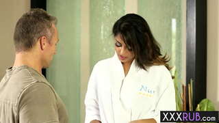 Seksikas babe Sophia Leone põlvili ja jõi dick pärast massaaži