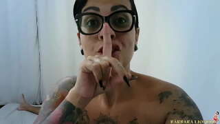 Žena probudí v tisku, a to skončí s mlékem kape dolů na stranu