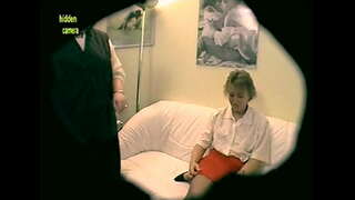 2 лесбиян Milfs тоглох нь шулуун гэдсээр тоглоом! Amateurcommunity.xxx