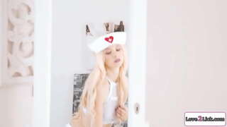 Ű�咪咪的金发女郎穿戴作为一个护士一角色扮演.她需要照顾她丰满的gf和舔手指她的屄。她facesits她为她的一边