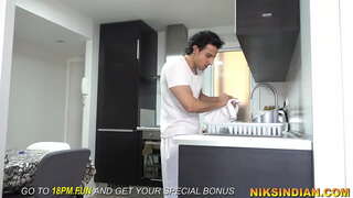 Үйлчлэгч харсан магистрын охин peeing, дараа нь түүний илжиг fucked