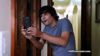 Gode sous la douche, anal profonde sur le canapé