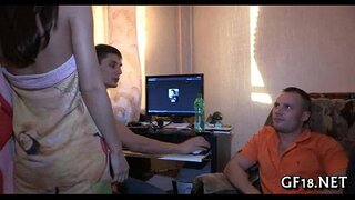 Docela dospívající dívka stojí psí móda