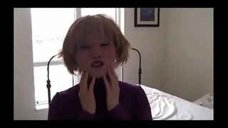 Ayol bir ayol niqob qo&#039;yadi bir dildo bilan o&#039;ynaydi