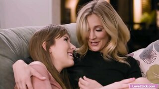 Madrasta, recibe o seu burro dedillado e lambido polo ente