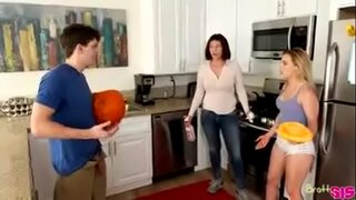 Sneaking con media-irmá, mentres que a nai está facendo traballo de casa