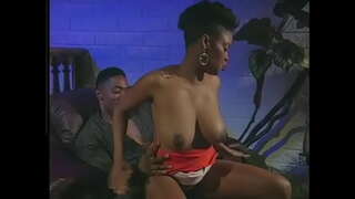 Crnac liže dlakava pičko ebonovina dušo i jebe joj je pseći stil na stolicu.