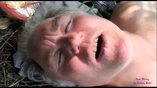 Zuskë sheh dy pleq të ndyrë në fshat të hapur dhe bashkohet me ta