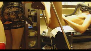 Cara Fai Xigantesco Strapon Ata A Súa Aparvado